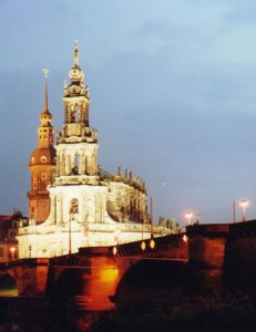 Hofkirche von der Augustusbrücke aus gesehen